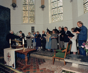 822498 Afbeelding van het kerkkoor dat optreedt tijdens een kerkdienst van de Waalse Hervormde Gemeente in de ...